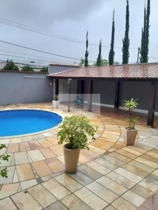 Imagem Imperdível Casa à Venda em Itaipu, Niterói-RJ: 2 Quartos, 1 Suíte, 1 Sala, 3 Banheiros, 5 Vagas e 90m² de Área!