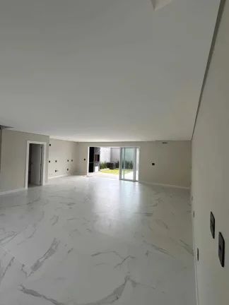 Imagem Sobrado com 3 dormitórios sendo 2 suítes e 1 master e 2 vagas de garagem, Camboriú/SC