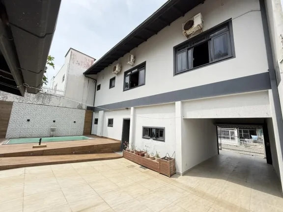 Imagem Sobrado a 120m do mar, com piscina, na Praia de São Miguel, em Penha. Conforto e estilo para sua família. Venda pela Adriano Carpes Imóveis.