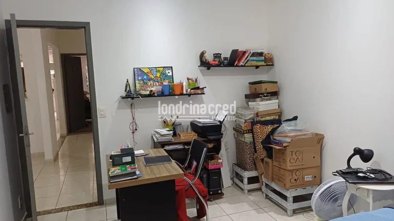 Imagem Casa com laje, 2 quartos (1 suíte com banheira), sala, copa e cozinha conjugadas, garagem para 2 carros, churrasqueira, portão eletrônico e ótima localização