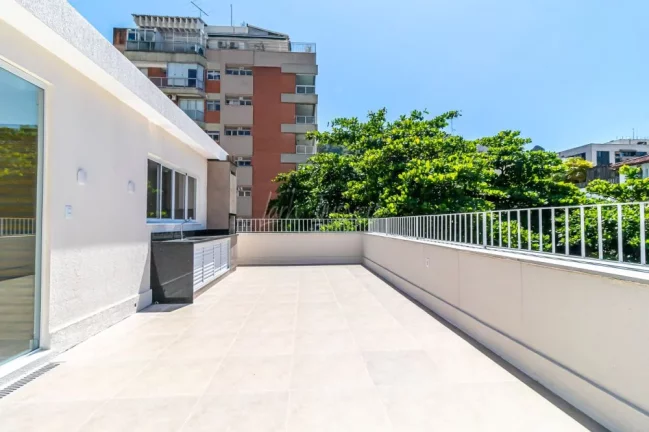 Vendo cobertura em Copacabana próximo a praia.