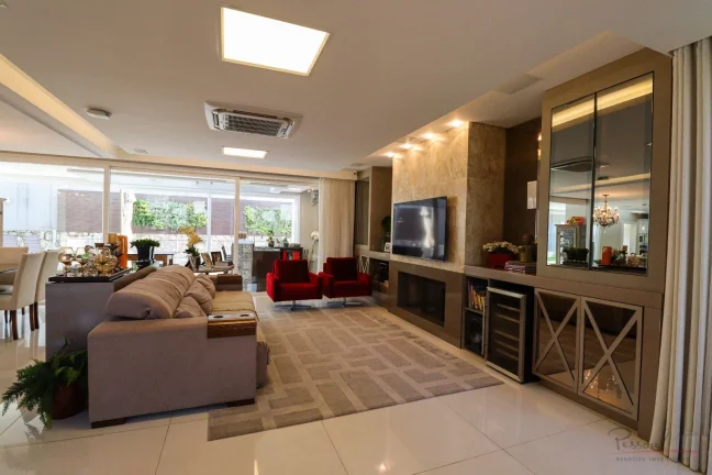 Imagem Venha conhecer esta linda casa dentro de um condomínio que fica em uma posição estratégica! Com ...