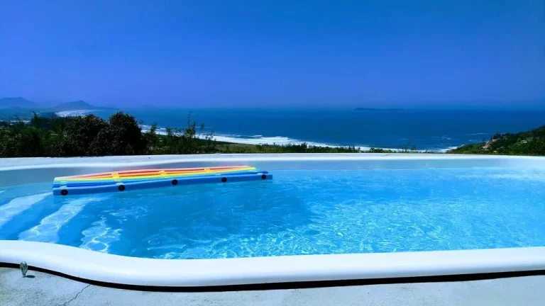 Imagem Imperdível casa à venda em Garopaba-SC, Praia da Gamboa! 3 quartos, 3 suítes, 5 banheiros, 8 vagas de garagem - 38.588,00 m² de área.