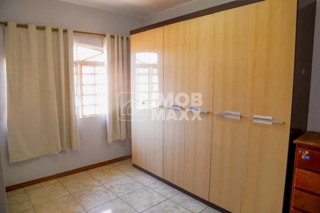 Imagem Venda em Samambaia Sul: Casa com 4 dormitórios, 1 suíte e 3 banheiros por R$ 400.000. Oportunidade imperdível!