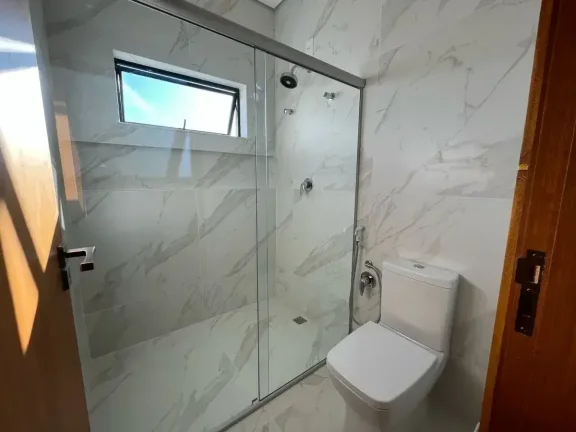 Imagem Casa Nova de Alto Padrão à Venda em Condomínio Tranquilo