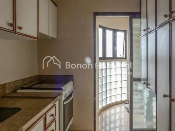 Imagem Apartamento reformado, em andar alto, com forno e armários embutidos e varanda!

Condomínio com ac...