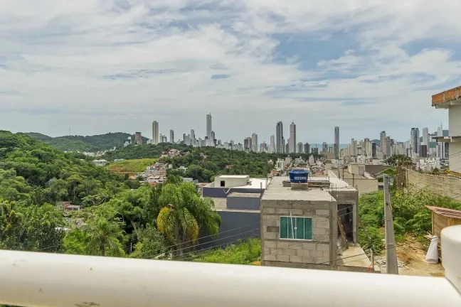 Imagem Casa com 4 dormitórios sendo 2 suítes e 2 vagas de garagem no Bairro Nações em Balneário Camboriú
