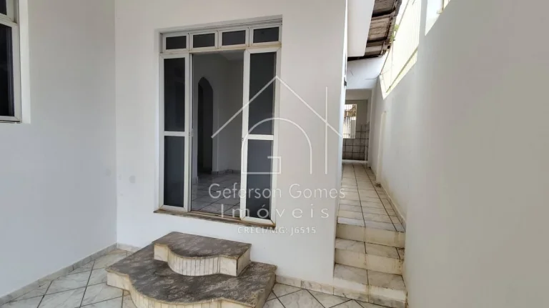 Imagem Casa à venda - Com 03 Quartos - Centro - Mantena - MG