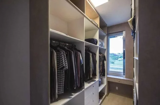 Imagem Casa de alto padrão com 4 suítes e 8 vagas de garagem no Centro de Camboriú