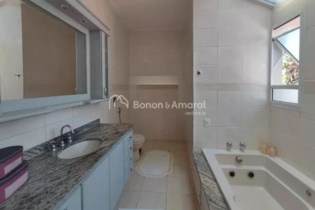 Imagem Localizada em Campinas, esta casa em condomínio oferece uma experiência única de conforto e conve...