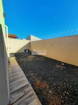 Imagem Casa de 3 quartos com suíte e móveis planejados nos banheiros e cozinha o Jardim Espanha