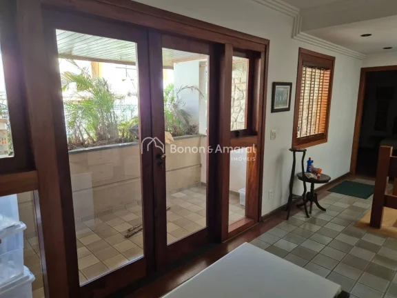 Imagem Linda e espaçosa casa em condomínio, com área construída de 312 m² e 320 m² de terreno. O imó...