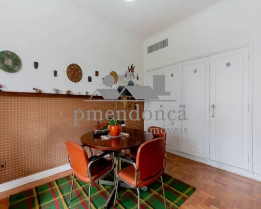 Imagem Excelente apartamento com 400m² em Higienópolis com piso de tacos, repleto de armários.