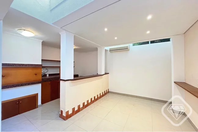 Imagem Casa especial no coraÃ§Ã£o do bairro Tristeza, um refÃºgio moderno com charme e conforto

Uma residÃ...