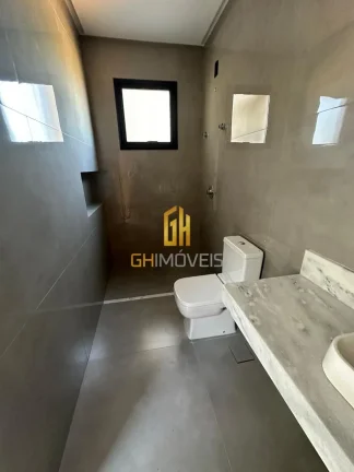 Imagem O sobrado possui 

- 4 suítes plenas, a suite master com closet, banheira e varanda estendida, com ...