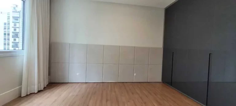 Imagem Apartamento mobiliado em condomínio fechado com 3 dormitórios sendo 1 suíte e 2 vagas de garagem em Itajaí/SC
