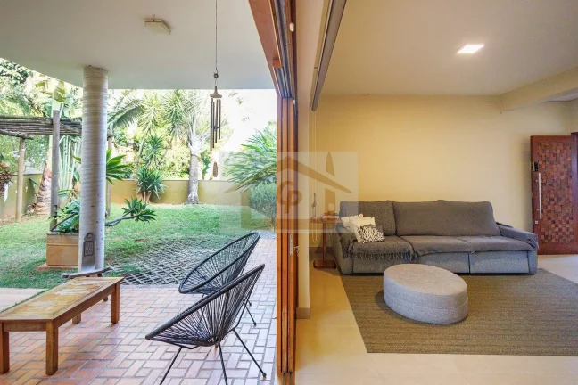 Imagem Casa à venda na Chácara Cantagalo, um bairro tranquilo e arborizado. Granja Viana