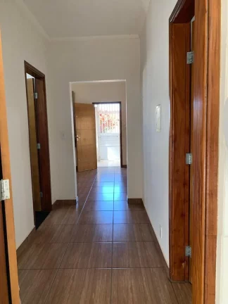 Imagem Imperdível! Casa à venda em Franca-SP, bairro Cidade Nova, com 2 quartos, 2 salas, 1 banheiro, 4 vagas de garagem, 170m². Venha conferir!