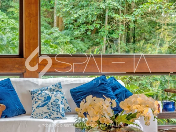 Imagem Aprecie o luxo e a tranquilidade no condomínio Iporanga, Guarujá: Casa exclusiva com ambientes espaçosos e vista deslumbrante
