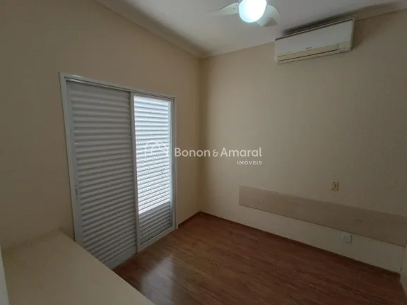 Imagem O imóvel conta com três dormitórios, sendo uma suíte, ampla sala para dois ambientes e garagem p...