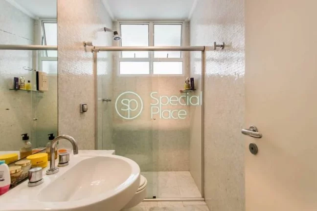 Imagem Excelente apartamento com 208m² no Jardim América. Amplo e ensolarado living com varanda, 03 dormi...