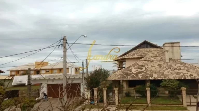 Imagem Sobrado em Atlântida! Apenas 01 quadra do mar com 04 dormitórios