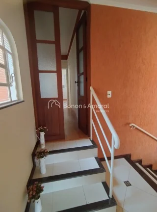 Imagem Casa com 3 Suítes confortáveis com armários embutidos e uma das suites tem banheira;
2 Salas de e...
