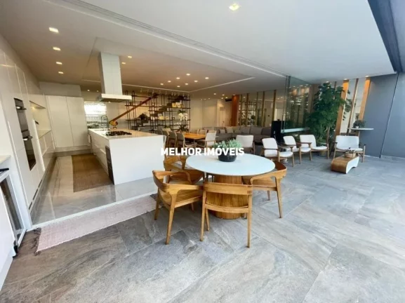 Imagem Casa de Alvenaria nova à venda com 5 suítes e 8 vagas de garagem localizada no centro de Balneário Camboriú