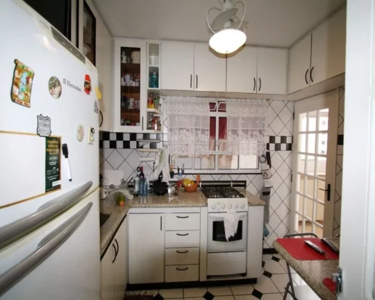 Imagem Amplo apartamento com piso de tacos, armários embutidos, living ampliado para 02 ambientes, 03 dorm...