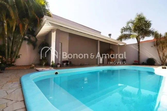Imagem Casa à venda em condomínio fechado em Campinas - SP. 
Linda casa assobradada com amplo living para...