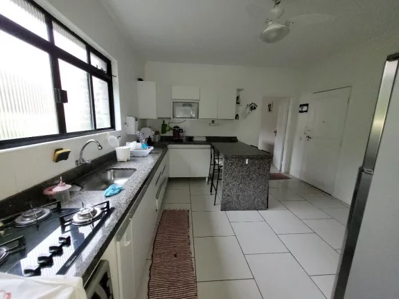 Imagem PITANGUEIRAS – NA QUADRA DA PRAIA, APARTAMENTO TOTALMENTE REFORMADO, LAZER NO PRÉDIO E 02 VAGAS DE GARAGEM.