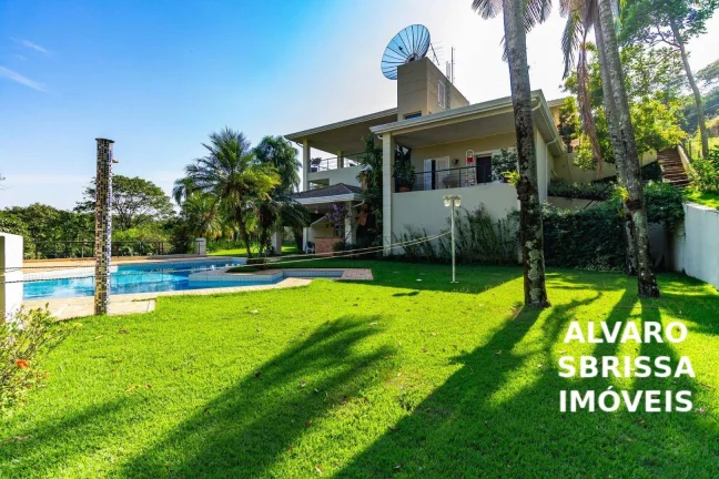 Imagem Casa magnífica com vista para longo pôr do Sol e para o campo de golfe do Condomínio Terras de São José em Itu SP Ladeada de verde e isolada. 6 dormit