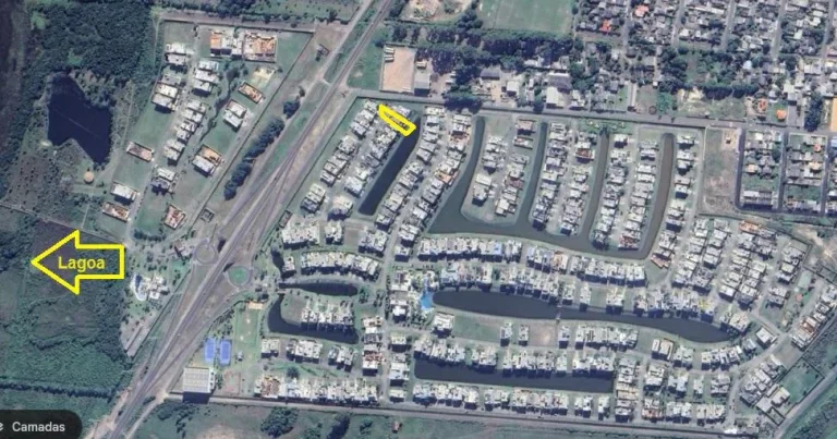 Imagem Casa em Condominio 4 Dormitórios - Bairro --