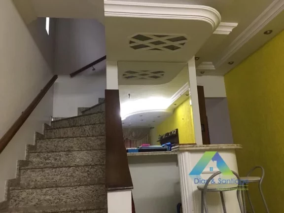 Imagem Lindo sobrado com acabamento moderno, 3 dormitórios, 2 vagas, edicula com localização privilegiada fácil acesso a comércios e principais avenidas.