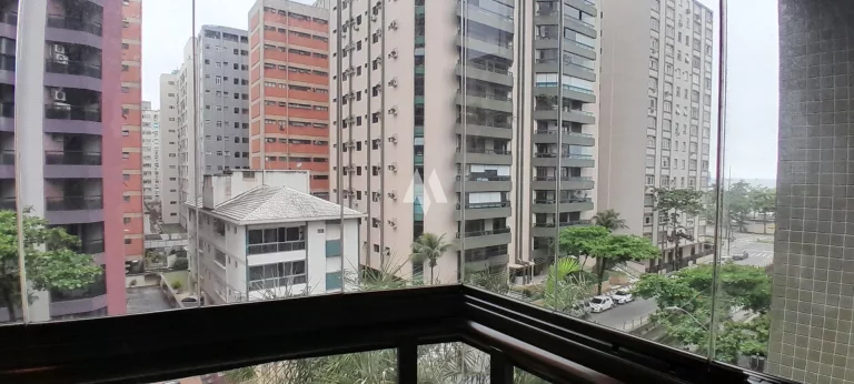 Imagem Apartamento à venda com 3 Suítes e na quadra da praia no Embaré de Santos/SP
