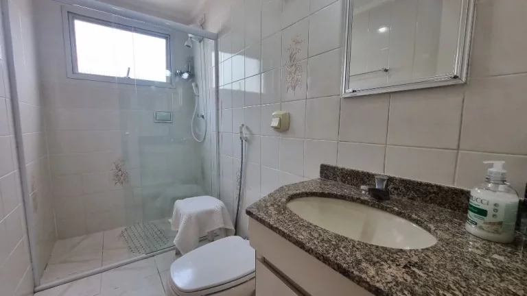 Imagem PITANGUEIRAS- CALÇADÃO TOTALMENTE REFORMADO E DECORADO , GARAGEM NO PRÉDIO.