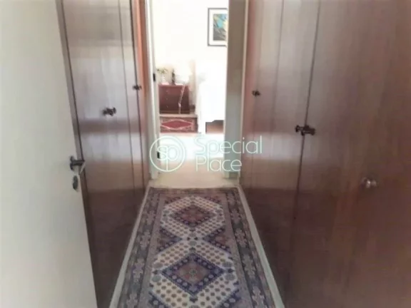 Imagem Apartamento Duplex Primeiro Piso - Amplo living com lareira e terraço, sala de jantar, sala de tv, ...