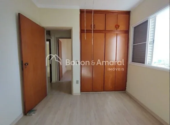 Imagem Charmoso e funcional, este apartamento oferece três dormitórios, sendo uma suíte, todos com armá...