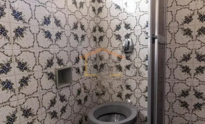 Imagem Sobrado espaçosa com 298m², 3 dormitórios, 2 banheiros e 3 vagas de garagem. Quintal na frente e ...