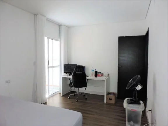 Imagem CASA RECEM REFORMADA EM FRENTE DE UM LAGO