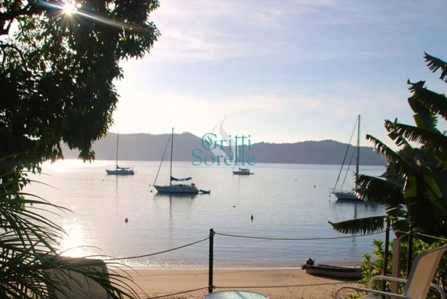 Imagem Casa Mobiliada à venda na Praia do Flamengo - Ubatuba/SP.