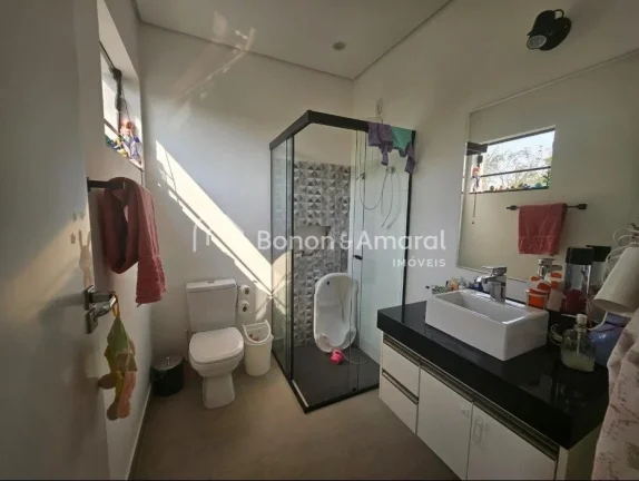 Imagem Descubra essa casa à venda em Valinhos, localizada em um condomínio fechado de fácil acesso a Cam...