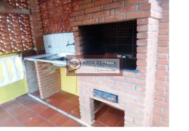 Imagem Grande oportunidade e muito lucrativo na vila Santa Catarina. Vendo imóvel com 3 casas + 1 salão comercial na Vila Santa Catarina. Casa 1= casa principal. Tem 2 dormitórios, sala, cozinha, banheiro. Tem também um sótão com 2 cômodos e 1 banheiro. Tem gara