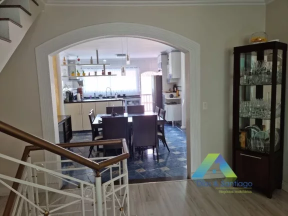 Imagem Sobrado com 3 Quartos e 3 banheiros à Venda, 250 m² por R$ 739.900