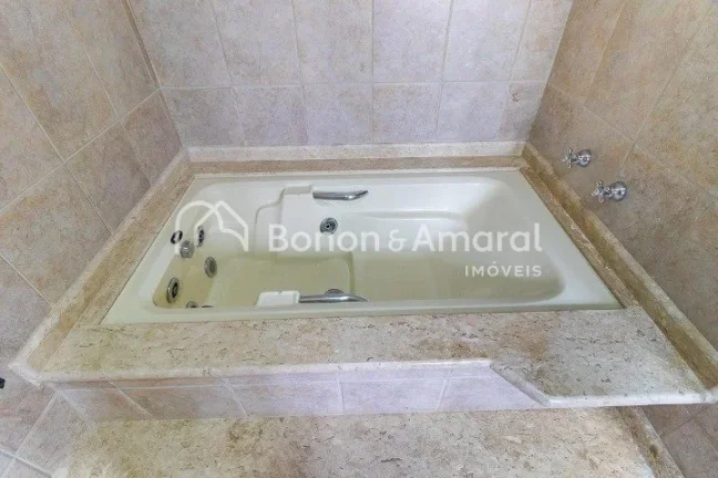Imagem Ampla e confortável, esta excelente residência conta com 330m² de área construída, oferecendo e...