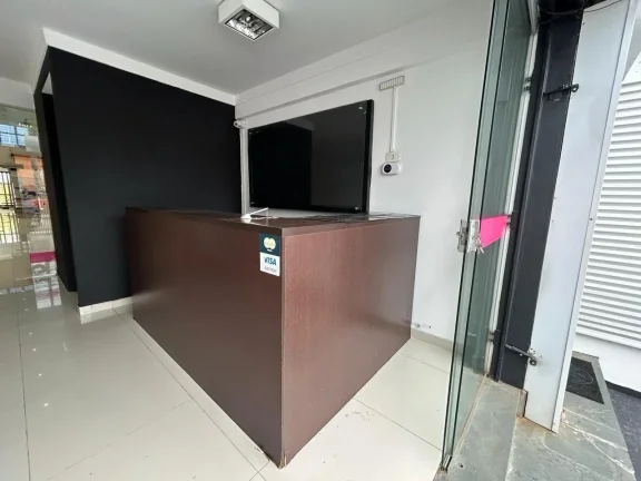 Imagem Salão Comercial de Alto Padrão para Locação na Vila Hortência, Sorocaba-SP: 5 Salas, 2 Banheiros, 150m² de Área.
