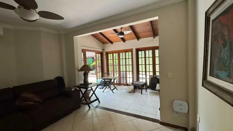 Imagem Casa com 2 lotes, 4 suítes e 2 vagas de garagem em condomínio Ariribá – Balneário Camboriú / SC