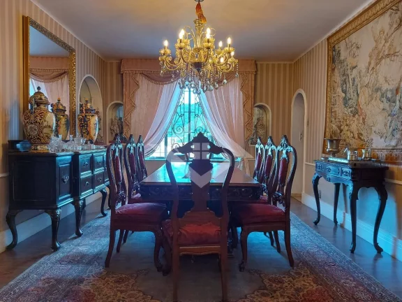 Imagem Casarão histórico estilo castelo, luxo e Requinte