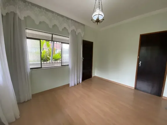 Imagem Espetacular Casa com 5 Dormitórios, Jardim Encantador e Pomar Privativo – Localização Privilegiada!