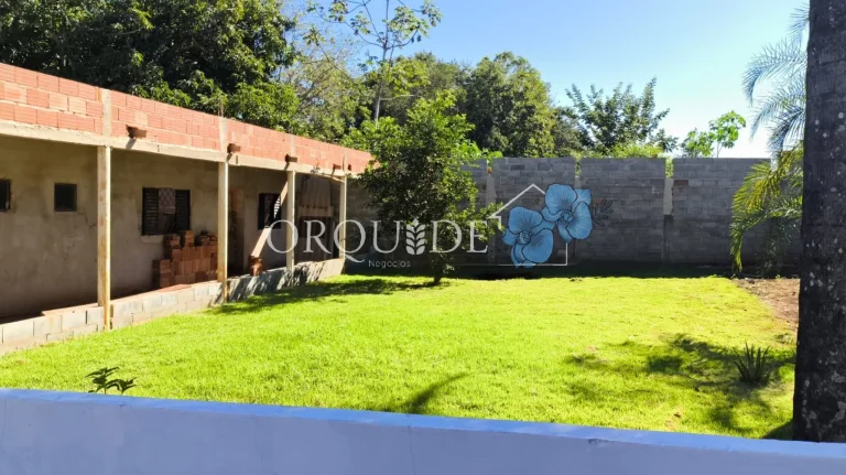 Imagem Chácara à venda à apenas 4 Km de Santo Antônio da Barra-GO, Setor Central: 5 quartos, 1 sala. Imperdível oportunidade!